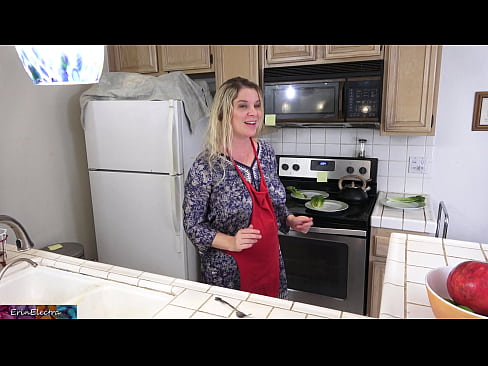 ❤️ Matrigna che lo munge in cucina prima del suo appuntamento Porno duro al it.hentaibar-com.ru