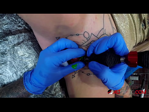 ❤️ Estremamente tatuato hottie Sully Savage ottenuto un tatuaggio sul suo clitoride Porno duro al it.hentaibar-com.ru